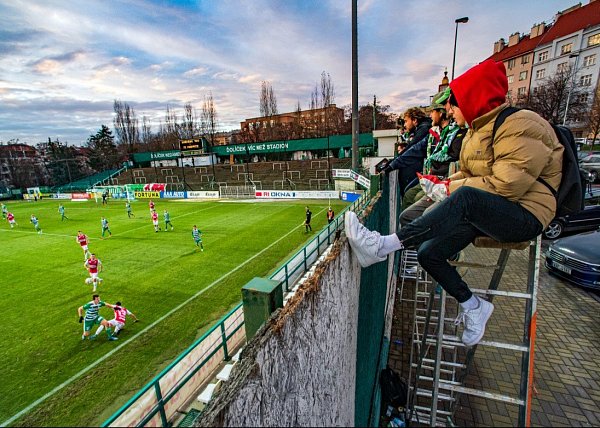 Několik skalních fandů hltá fotbalové utkání (Foto: R. Vondrouš)